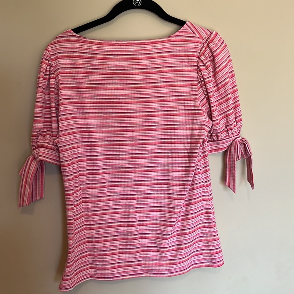 Pink striped shirt with puffy sleeves and bow - Picture 2 of 3
